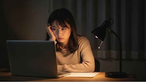 悩んでいる女性のイメージ